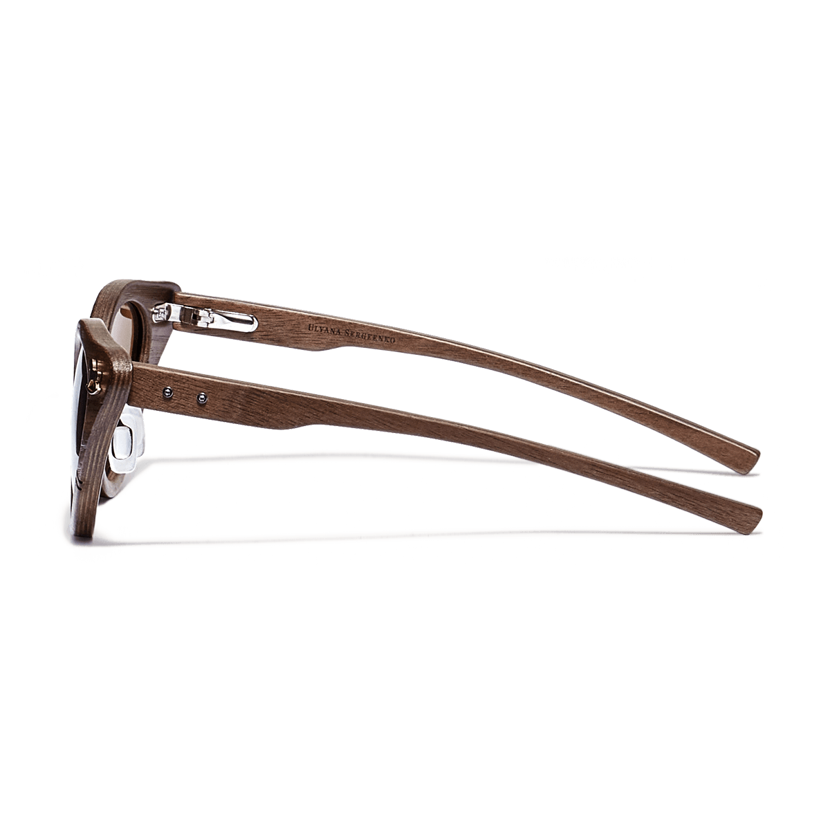 Sunglasses with wooden temples