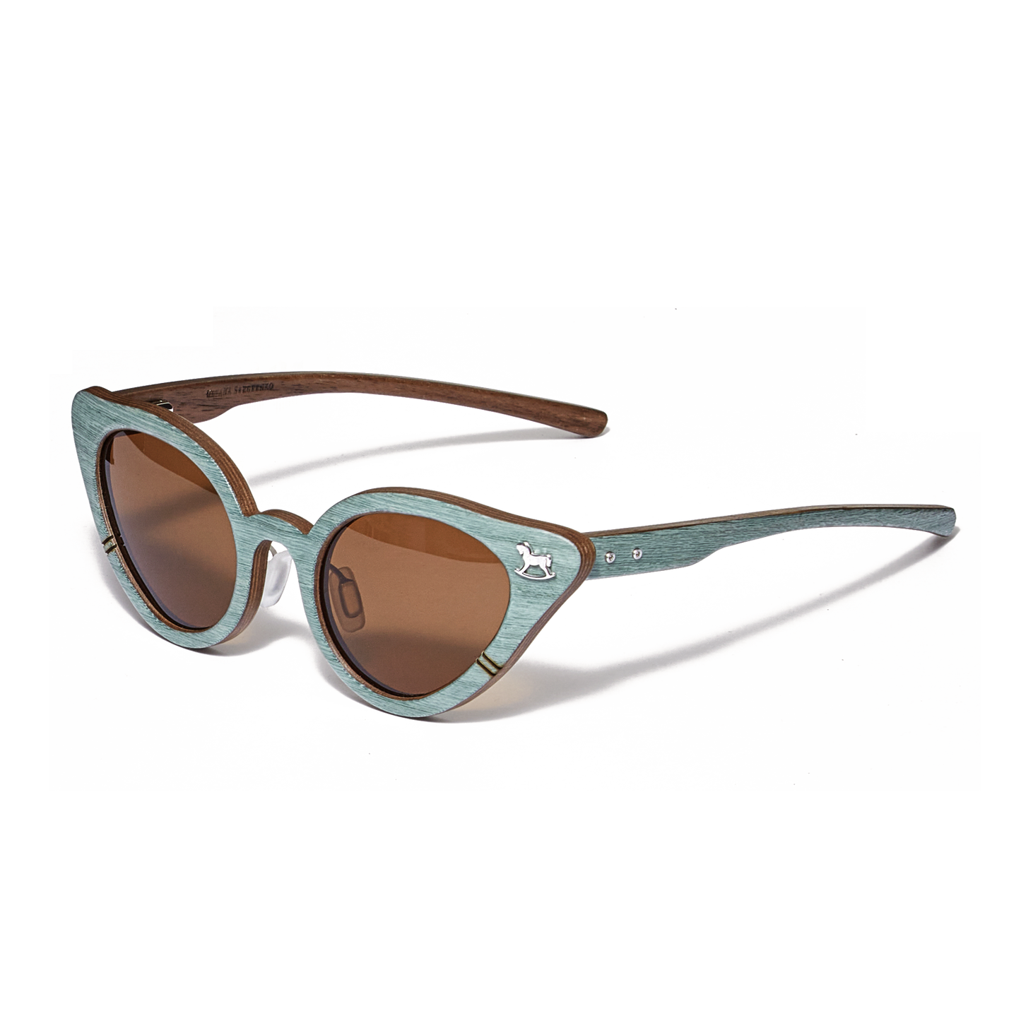 Sunglasses with wooden temples